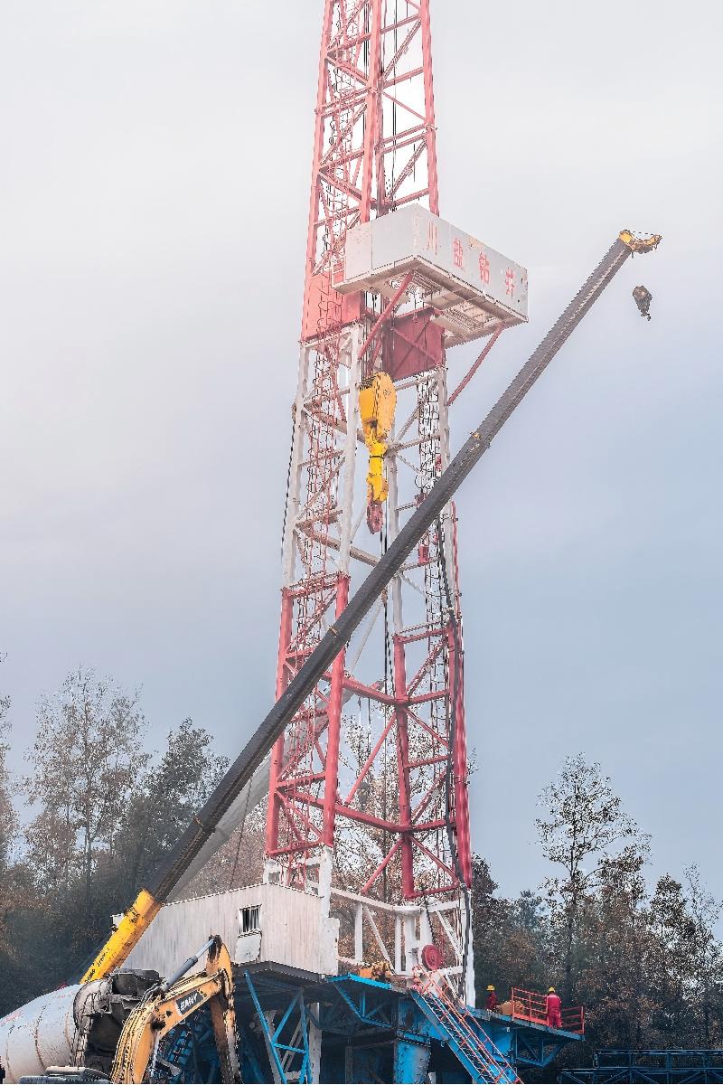恒成6井成功完成井架落架施工
